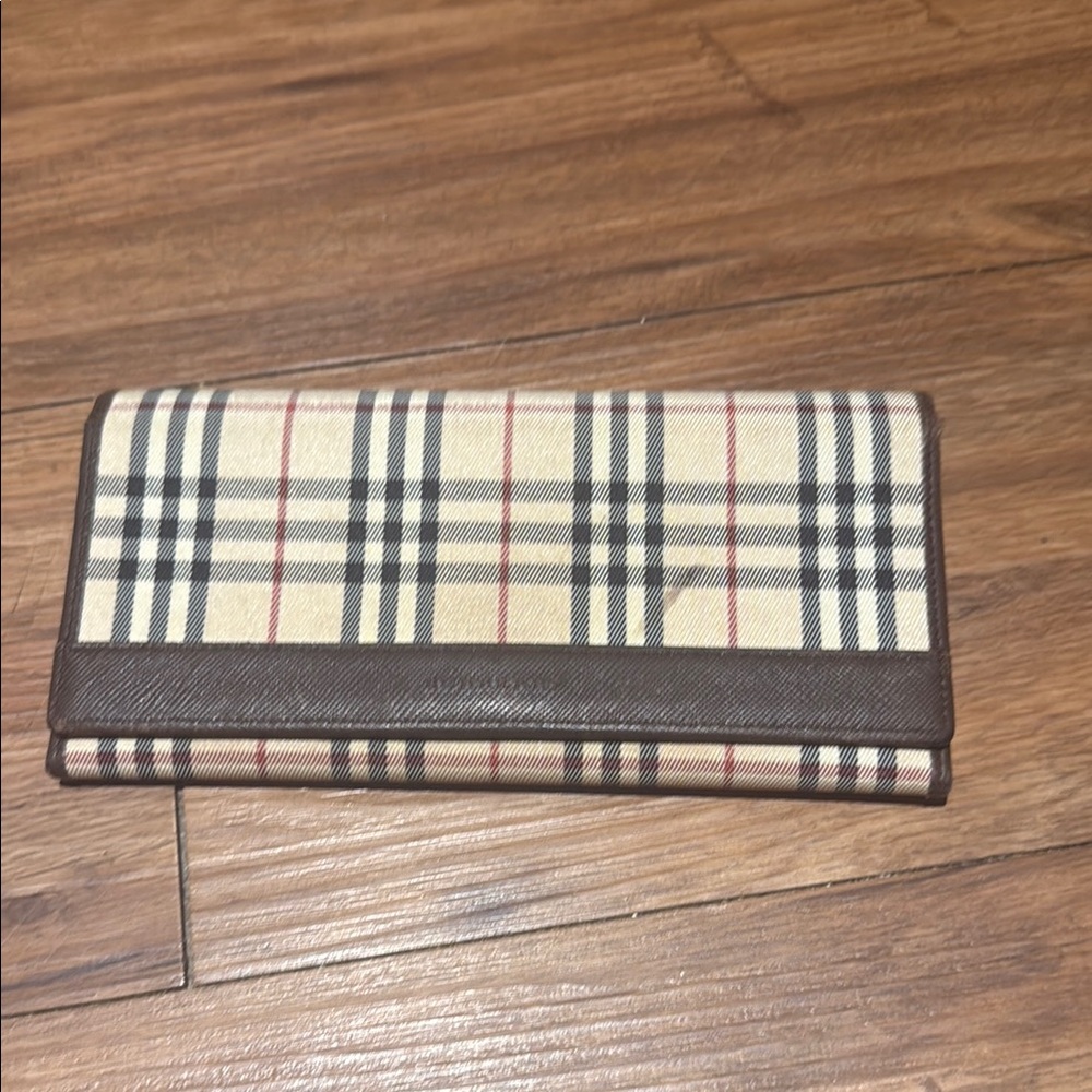 Burberry Zipped Wallet